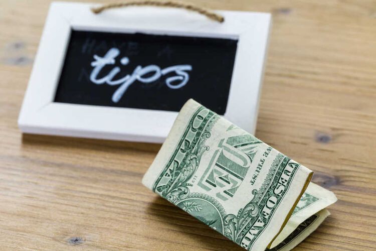 最悪のサービスに1万円 チップに込められた知られざる意図とは Macaroni