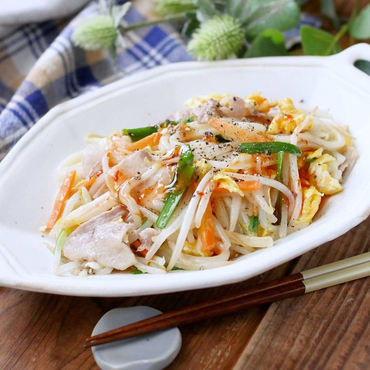 白い楕円皿に入ったもやしやニラ入りアジアン焼きうどん