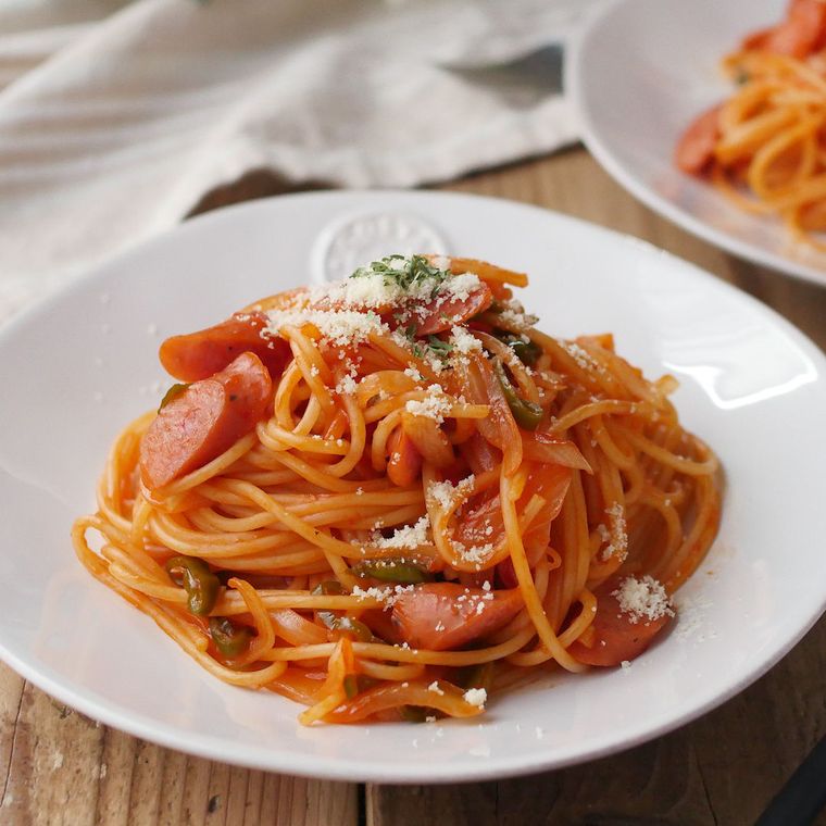 白い皿に入ったチョリソー入りナポリタン