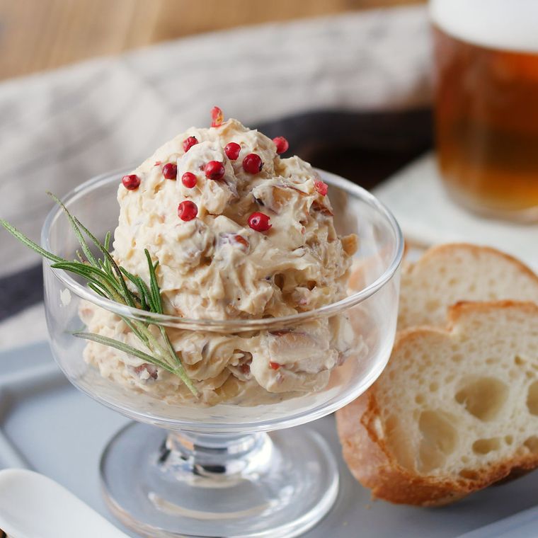 ディップローズマリー、ピンクペッパーを添えたチリナッツの入ったガラス器