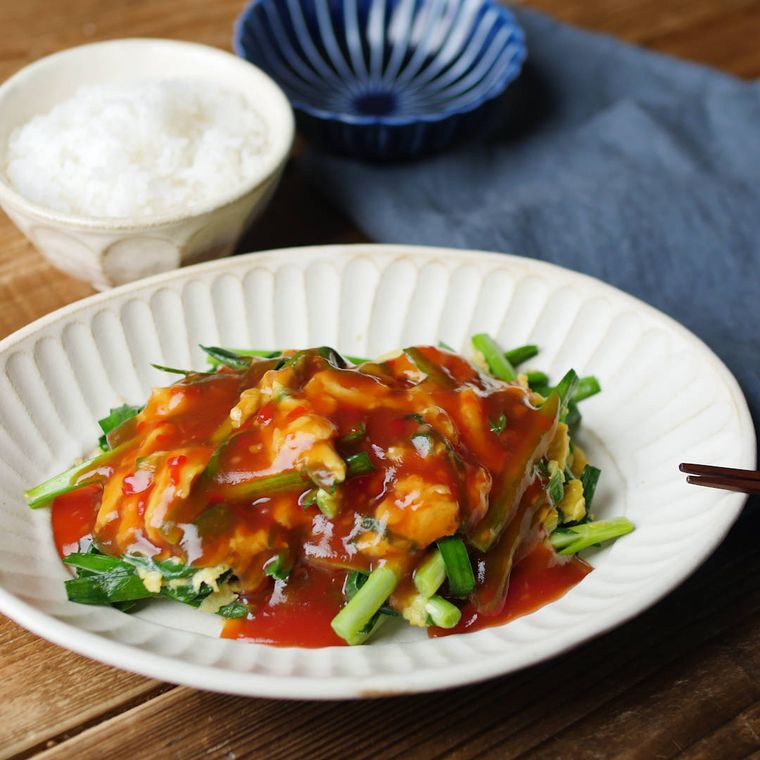 白い皿に入ったニラ玉のチリソースかけ