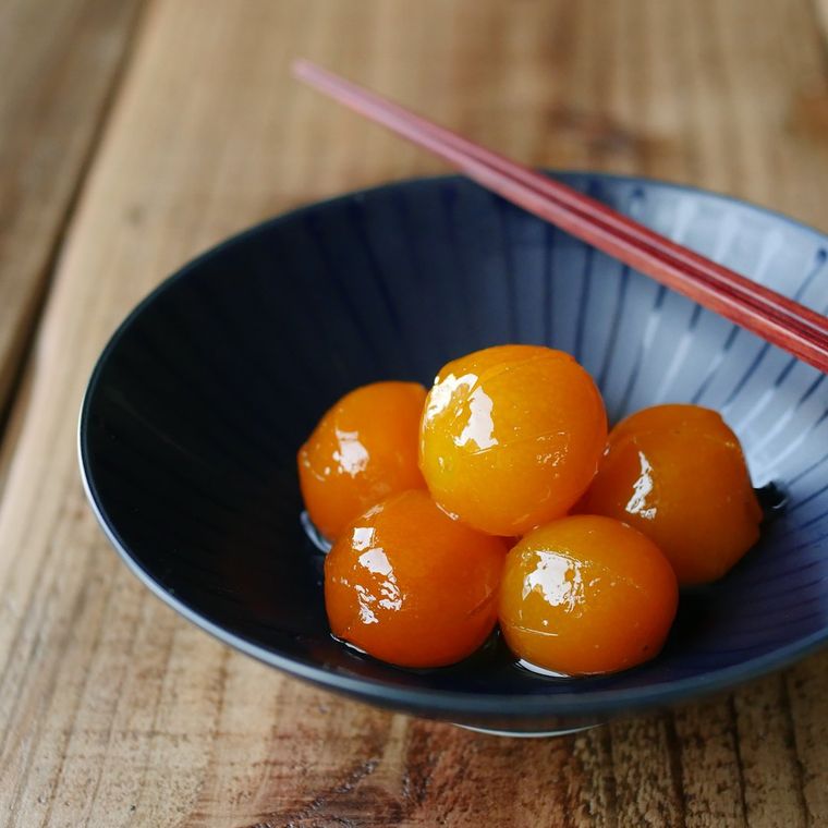 黒い器に盛り付けた金柑のコンポート