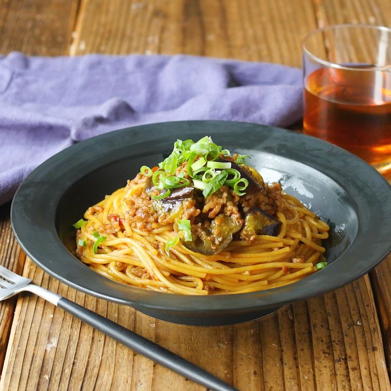 黒い皿に盛り付けた旨辛麻婆ワンポットパスタ