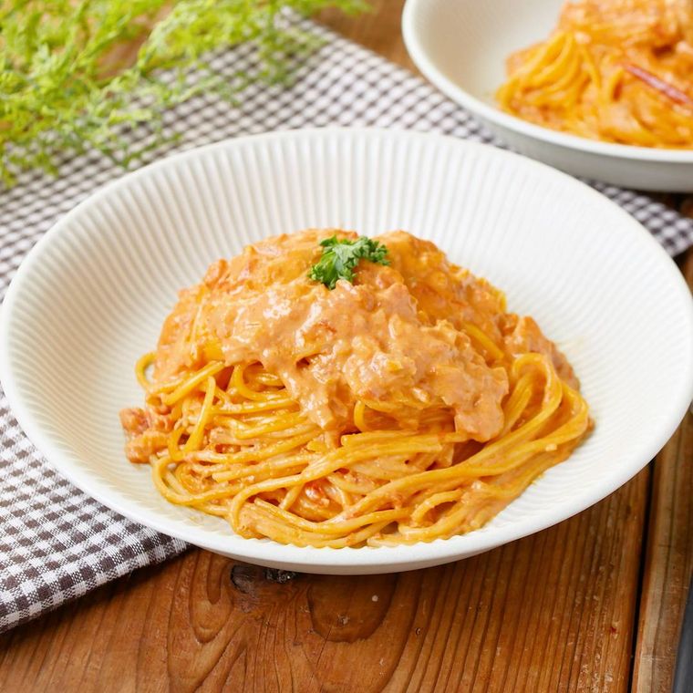 白い皿に盛り付けたツナ缶のトマトクリームパスタ