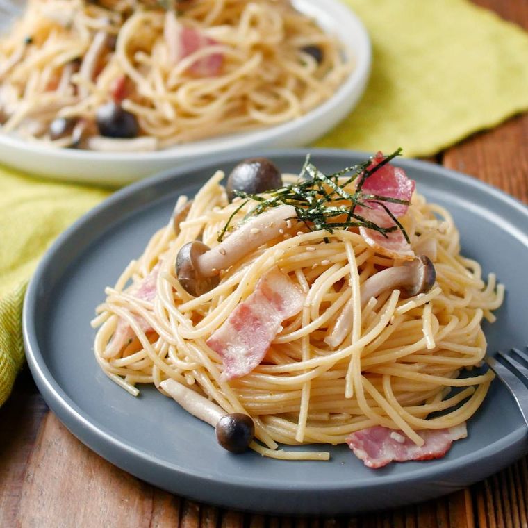 薄い藍色の皿に盛り付けた柚子こしょうワンポットパスタ