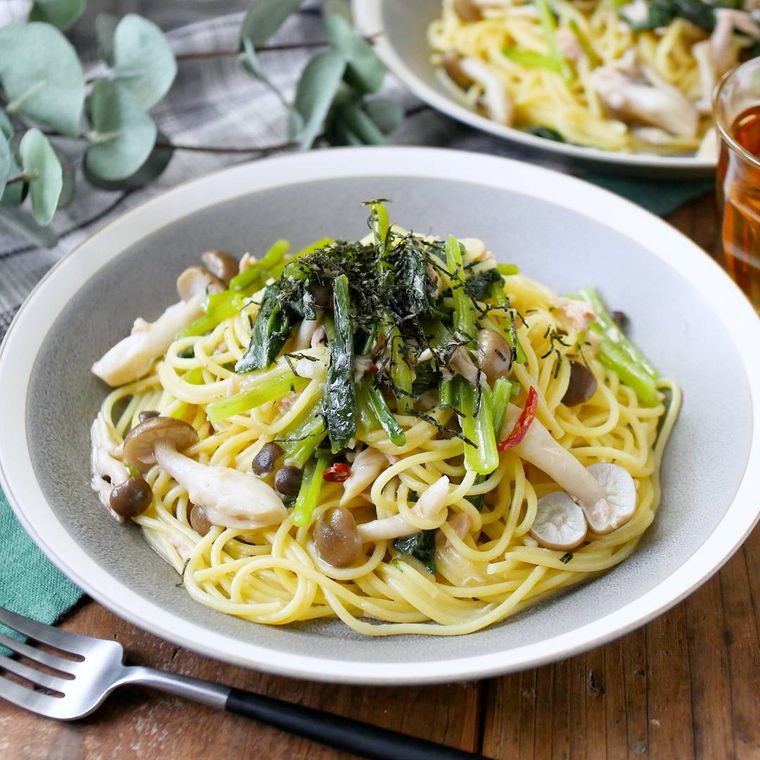 白い縁取りのグレーの皿に盛り付けたしめじとツナ缶の和風パスタ