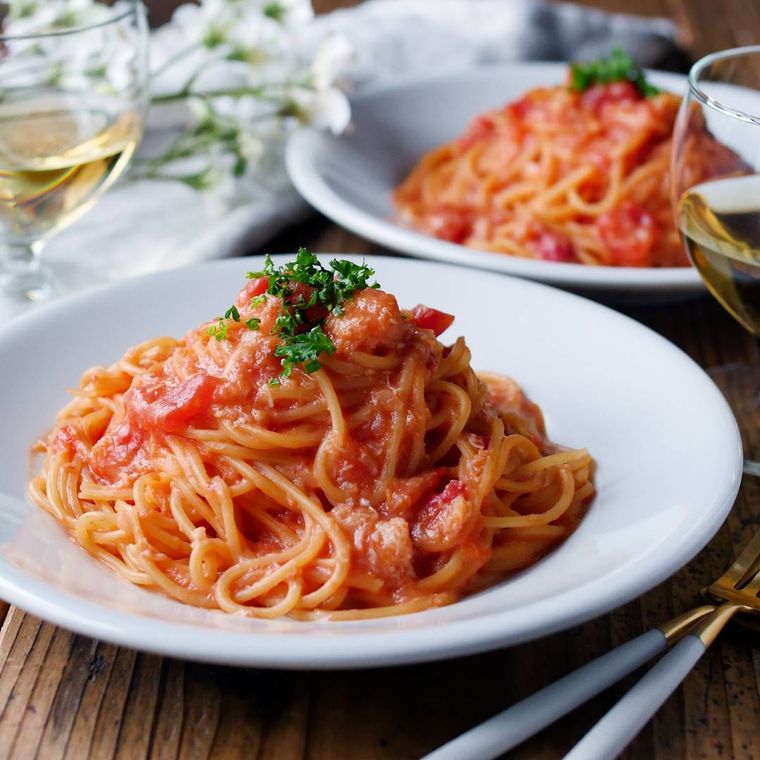 白い皿に盛り付けた蟹のトマトクリームパスタ
