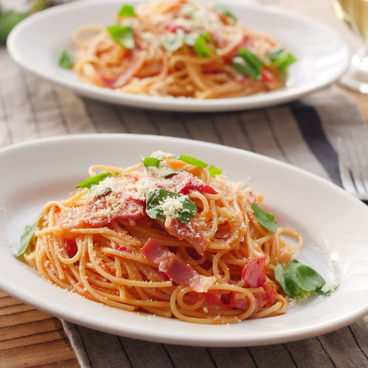 白い皿に盛り付けたフレッシュトマトのワンポットパスタ