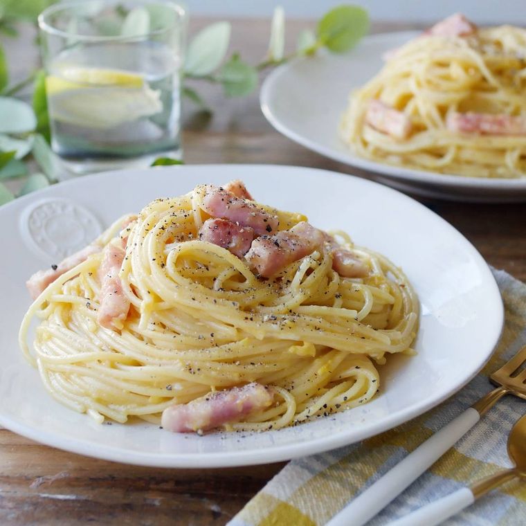 白い皿に盛られたカルボナーラ