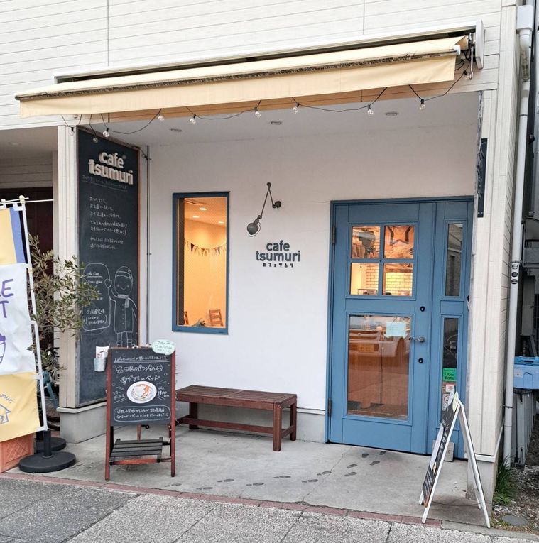 白と青を基調としたcafetsumuriの外観