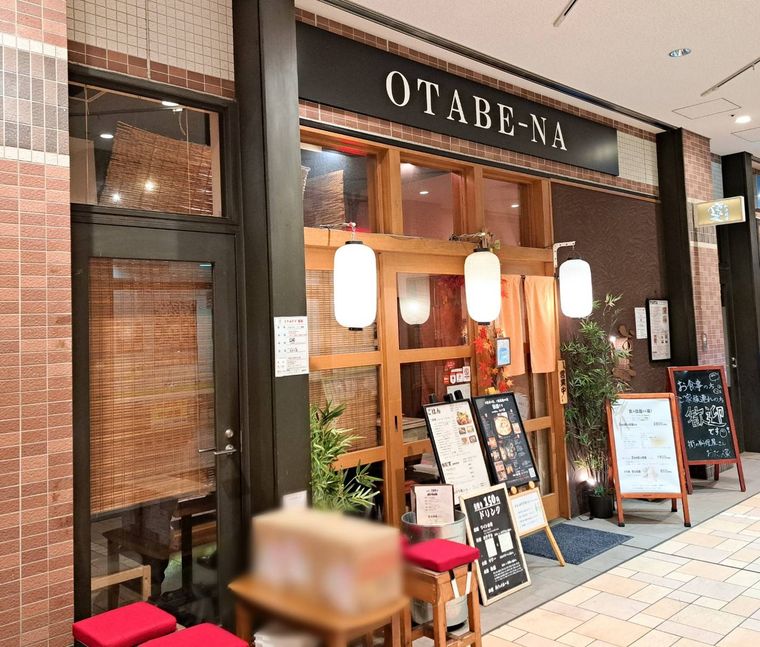 黒を基調としたOTABENAの外観