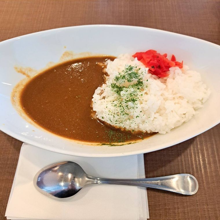 倉敷欧風カレーランチがブラウンのテーブルにのっている様子