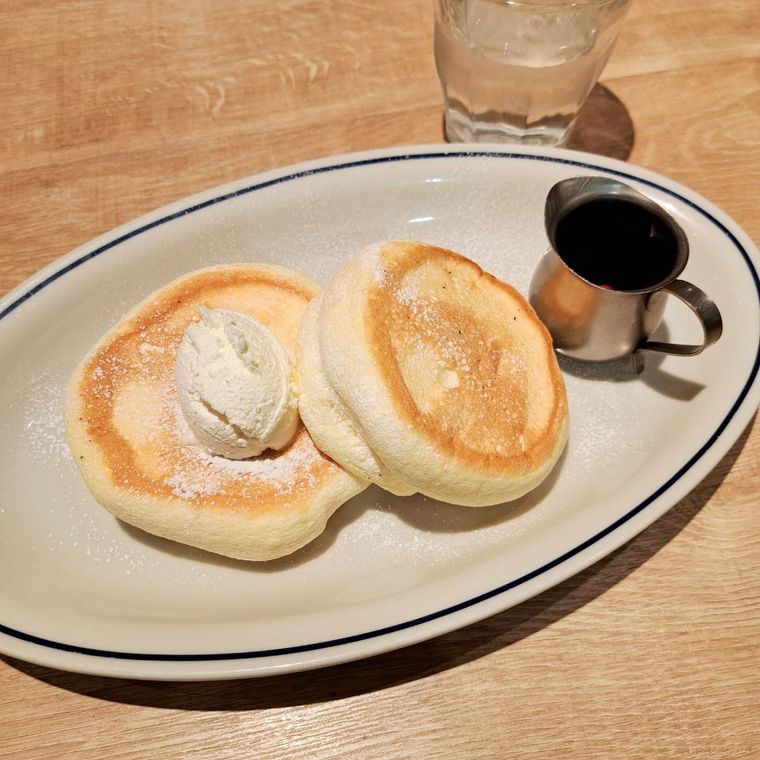 ごほうびスフレパンケーキがブラウンのテーブルにのっている様子