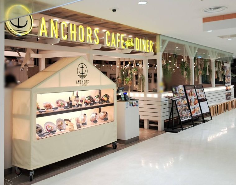 白と黄色を基調としたANCHORS CAFEDINNERの外観
