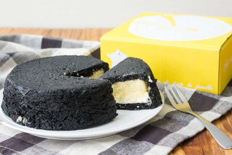 漆黒のお取り寄せ!「まっ黒チーズケーキ」の正体は…? - macaroni 漆黒のお取り寄せ!「まっ黒チーズケーキ」の正体は…? - macaroni
