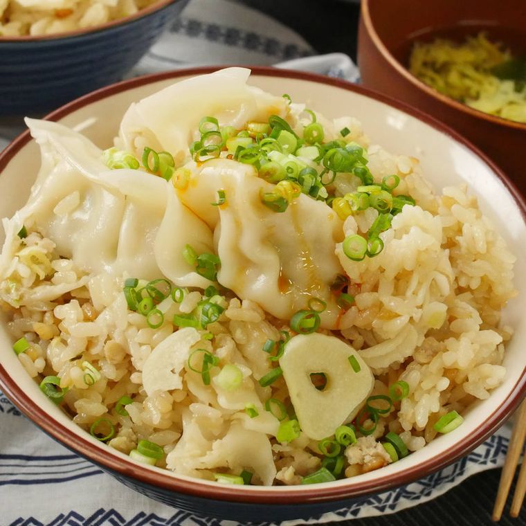 白い器に盛られた、冷凍餃子炊き込みご飯