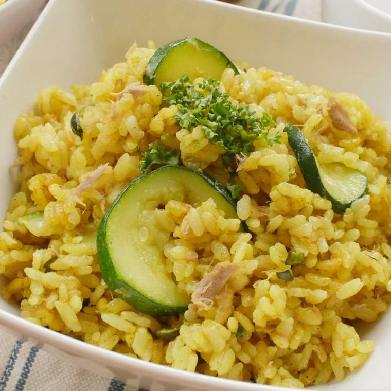 白い四角い器に盛られた、ズッキーニとツナのカレー炊き込みご飯