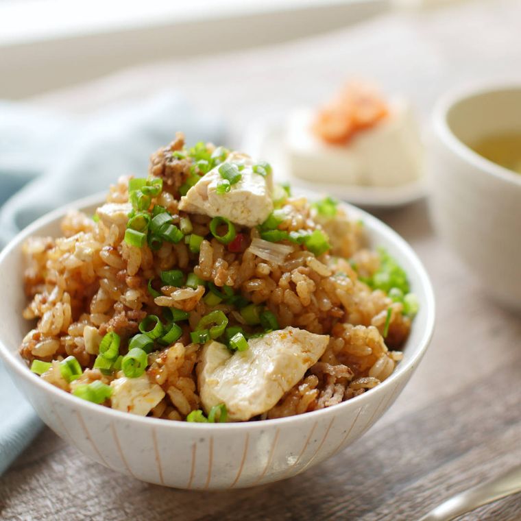 白っぽい茶碗に盛られた、麻婆豆腐炊き込みご飯