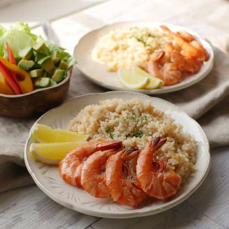 白い皿に盛られた、ガーリックシュリンプ炊き込みご飯