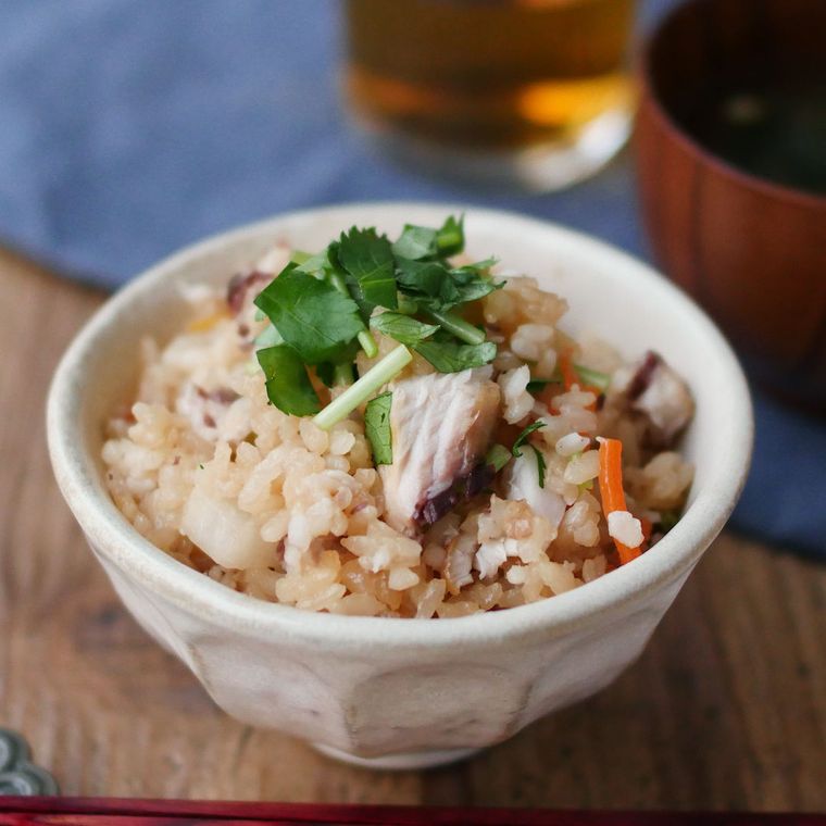 白い茶碗に盛られた、ぶりの炊き込みご飯