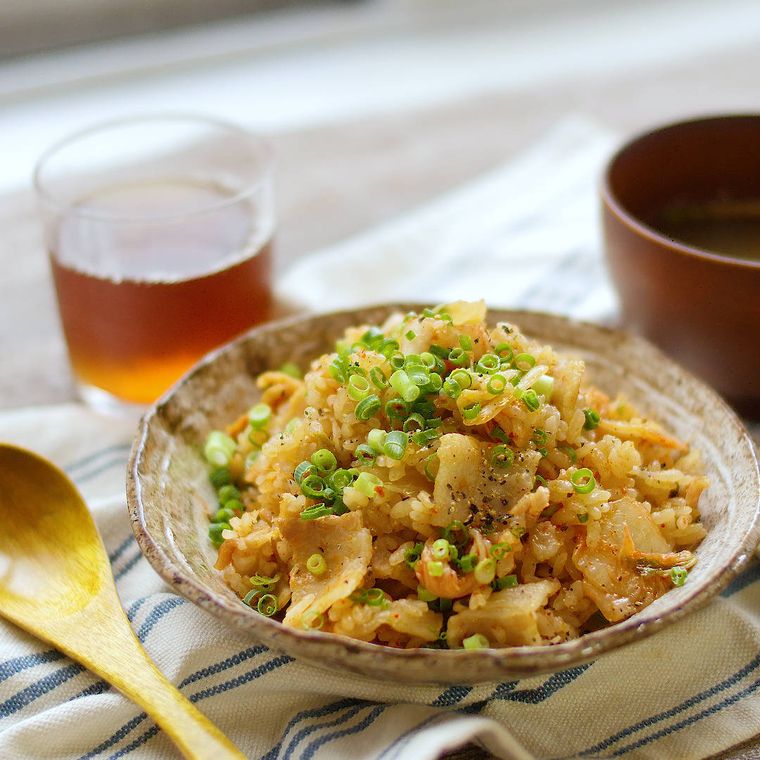 薄茶の和風皿に盛られた、豚キムチ炊き込みご飯
