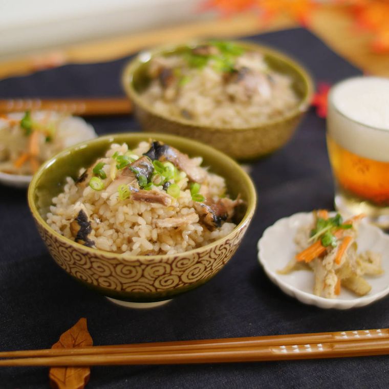 茶色い茶碗に盛られた、さんま炊き込みご飯