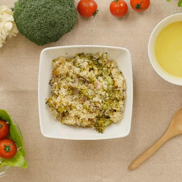 白い四角い器に盛られた、ブロッコリーの炊き込みご飯