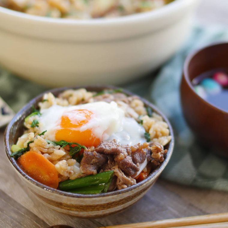 白っぽい茶碗に盛られた、すき焼き風炊き込みご飯