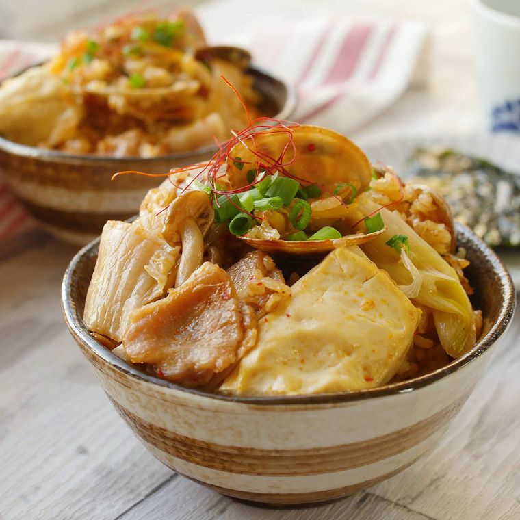 白と茶の茶碗に盛られた、スンドゥブ炊き込みご飯