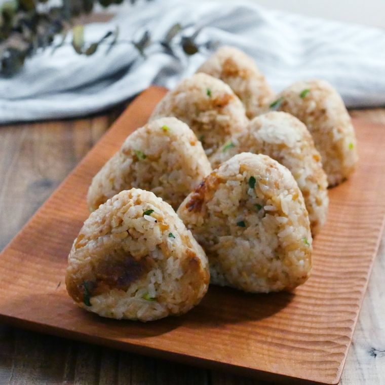 木のプレートにのっている焦がしねぎみそ炊き込みごはん