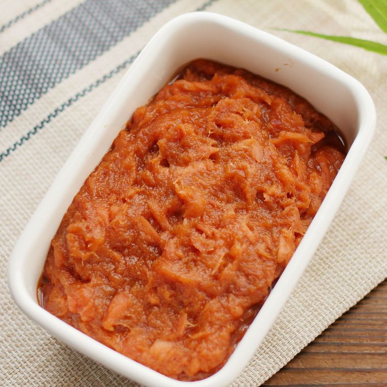 白い保存容器に入れられたツナで油みそ風