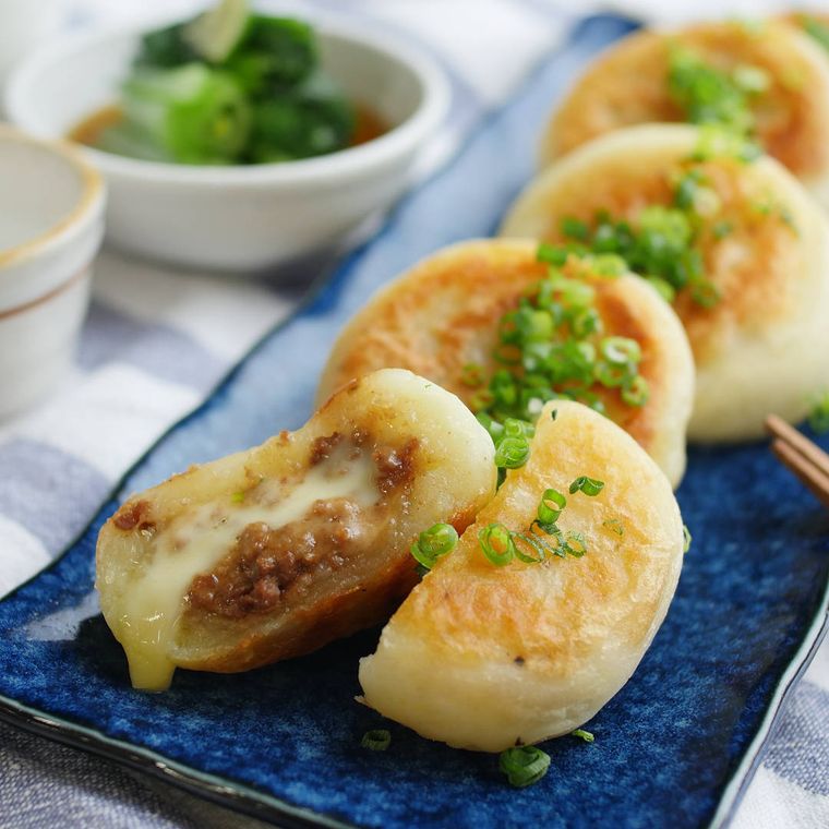 青い皿に盛られた甘辛肉みそのチーズいももち