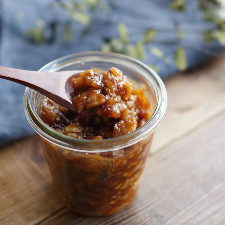 ガラス容器に入れられた自家製クルミみそ