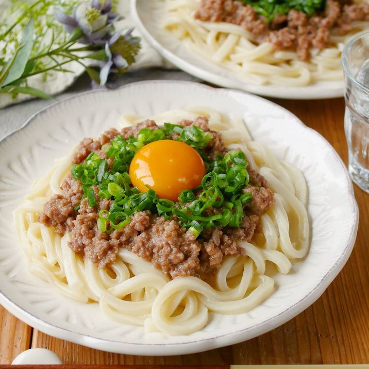 白い皿に盛られた肉みそうどん