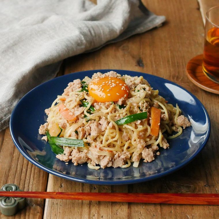 青い皿に盛られたスタミナ甘辛肉みそ焼そば