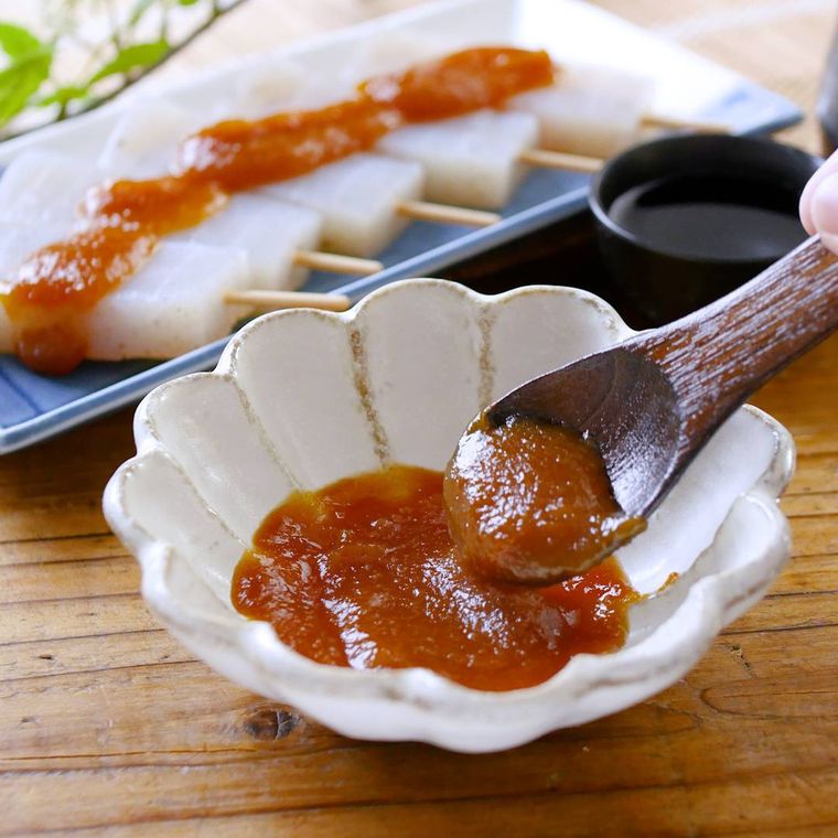 白い器に盛られた田楽みそ