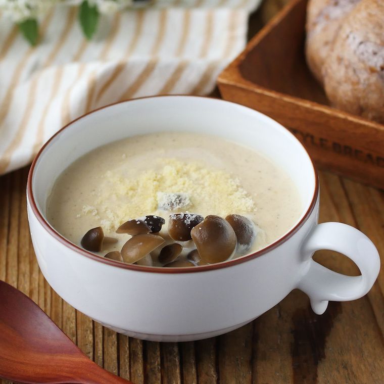 白いマグカップに盛られたしめじの冷製豆乳みそスープ