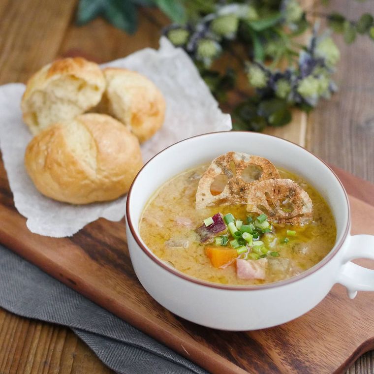 白いマグカップに盛られた根菜のみそバタースープ