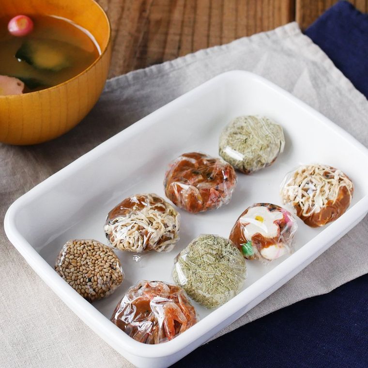 白い保存容器に入れられた万能みそ玉