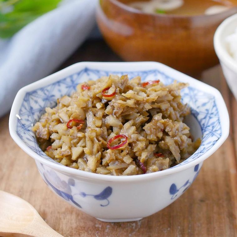 白と青の器に盛られたごぼうみそ