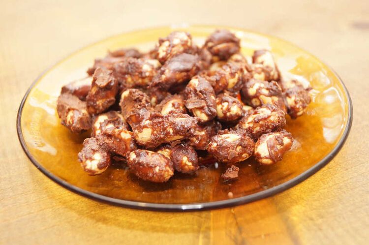 黄色い皿に盛り付けられたココアピーナッツ