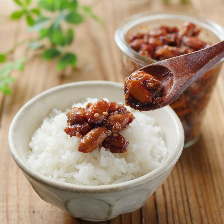 白い器に盛り付けられた甘辛ピーナッツみそと白ごはん