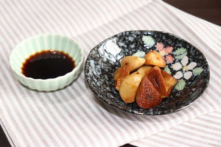 にんにく醤油漬けと、にんにくの香りたっぷりの漬け込んだ醤油