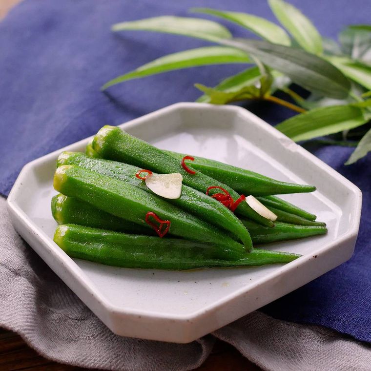 白い角皿に盛り付けられたオクラのにんにく醤油漬け