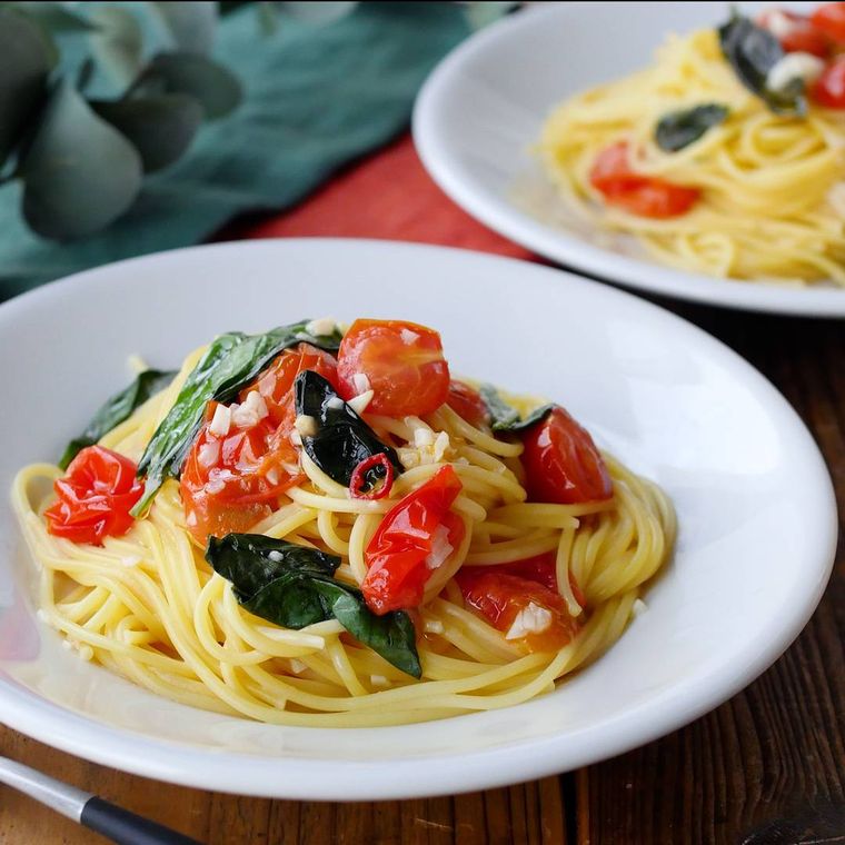 白い丸皿に盛られたミニトマトのペペロンチーノ