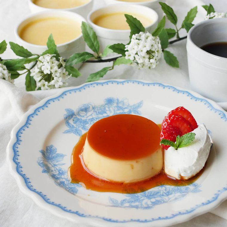 青い柄入りの皿に盛られた、蒸し焼きカラメルプリン