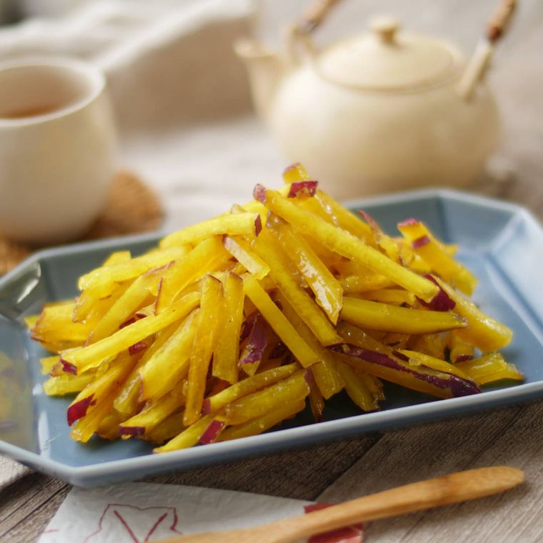 グレー色の皿に盛られた、いもけんぴ