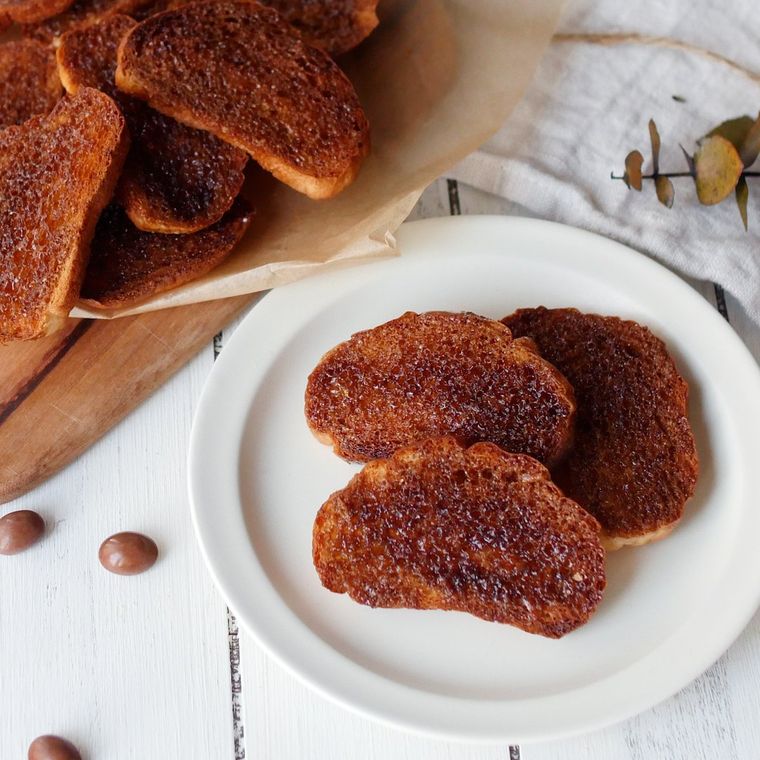 白い皿に盛られた、さくさくコーヒーラスク