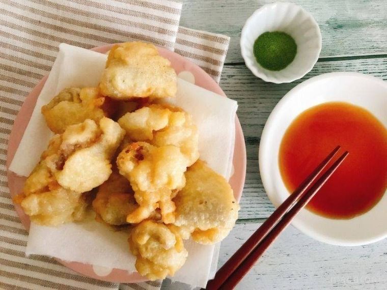 皿に盛ったホルモン天ぷらと酢醤油、抹茶塩