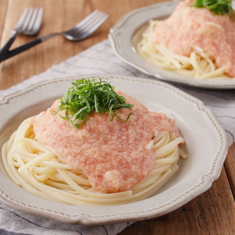 白いプレートに盛り付けたとろろ明太ソースの和風パスタ